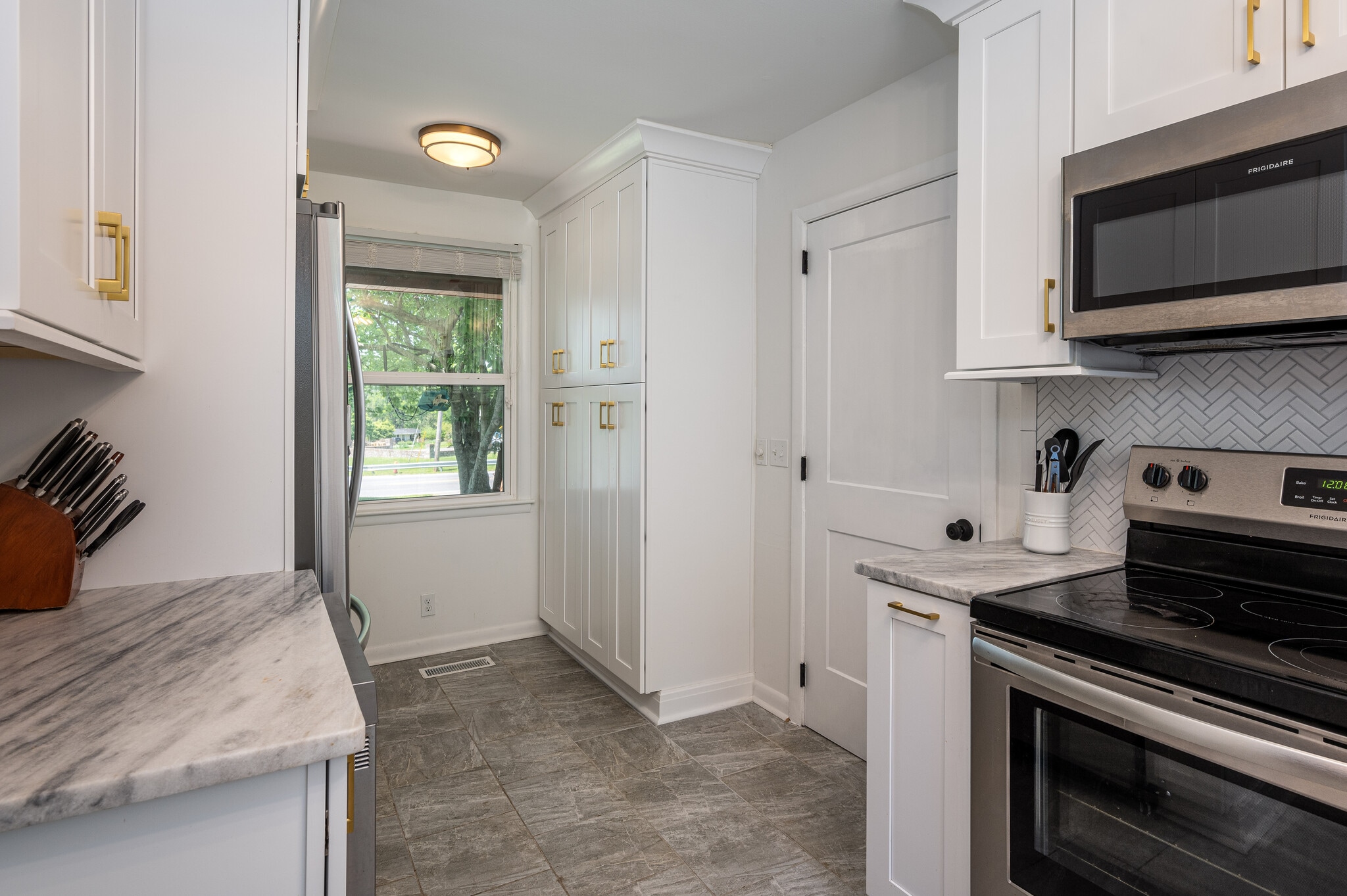 Building Photo - 582 Whispering Hills Dr