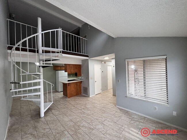 Building Photo - Cute 2 Bedroom Off Stockdale Hwy and California Ave!