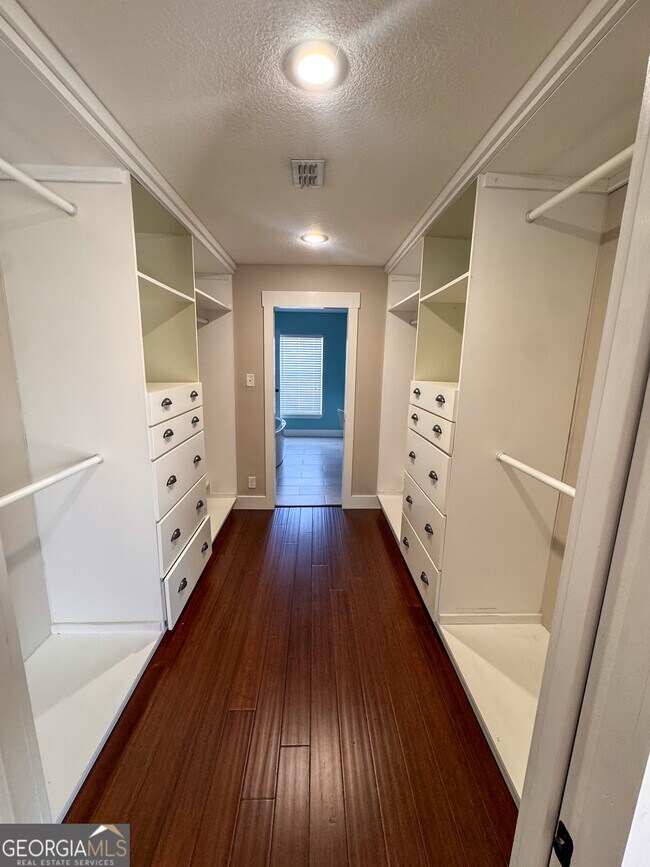 Building Photo - 219 Pine Bluff Dr