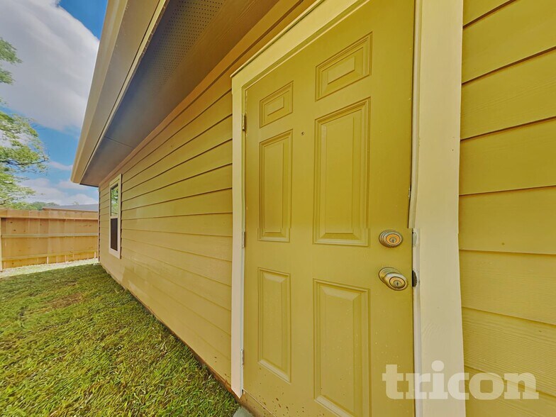 Building Photo - 10050 Cerritos dr