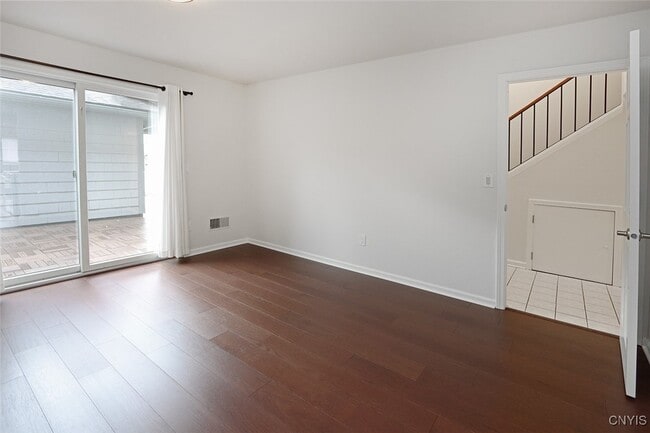 Building Photo - 442 Summerhaven Dr N