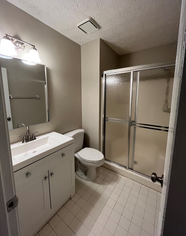 Main floor master bathroom en suite - 440 Williamsburg Way
