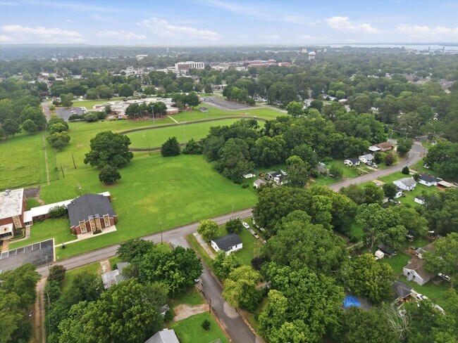 Building Photo - Quaint 3 bed 1 bath home in charming Decatur!