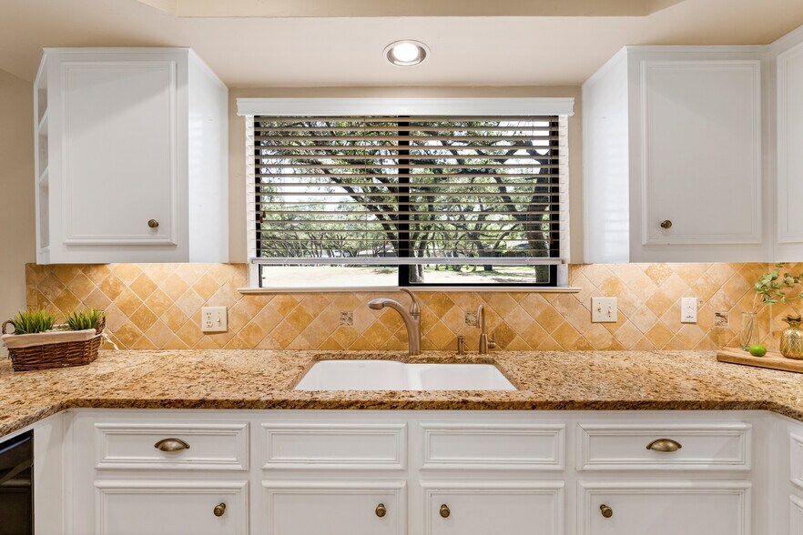 Building Photo - 9006 Balcones Club Dr