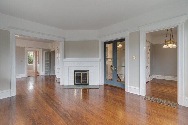 Building Photo - Rare & Charming Upper Queen Anne Home Available July!