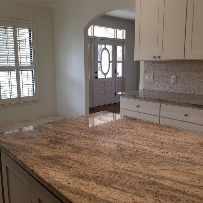 Building Photo - Stunning Home - North Cat Mountain - 4 bed...