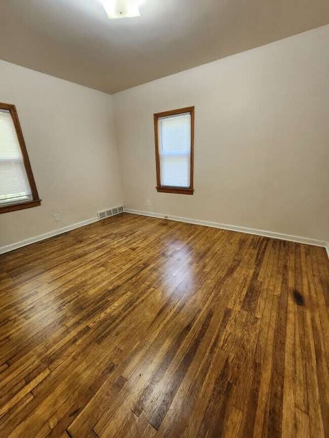 Building Photo - 2 BR South Euclid