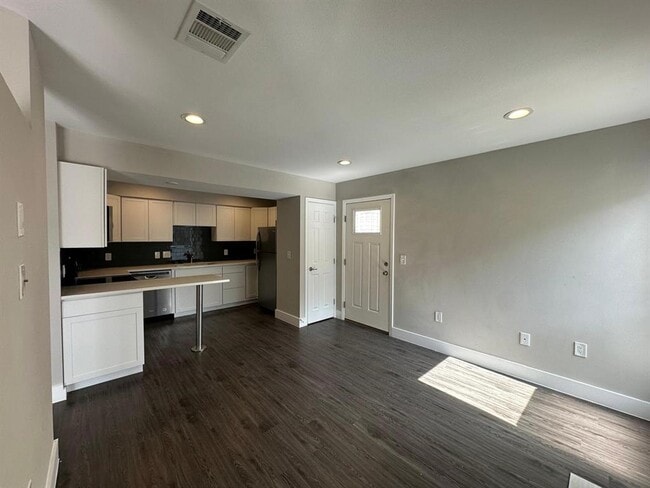 Building Photo - 935 La Posada Dr