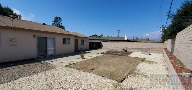 Building Photo - A Comfortable Home awaits the right Tenant!