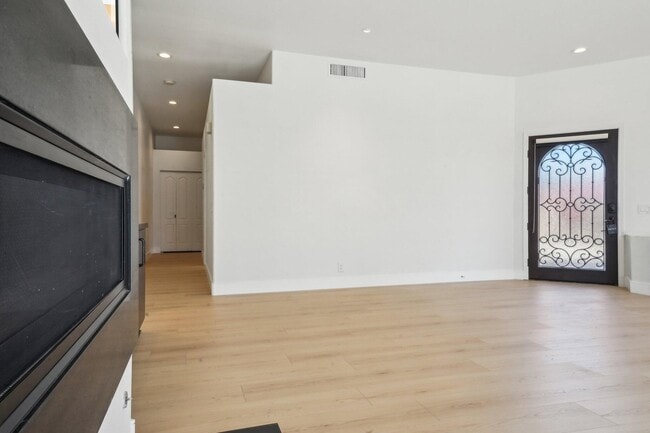 Building Photo - 48 Oak Tree Dr