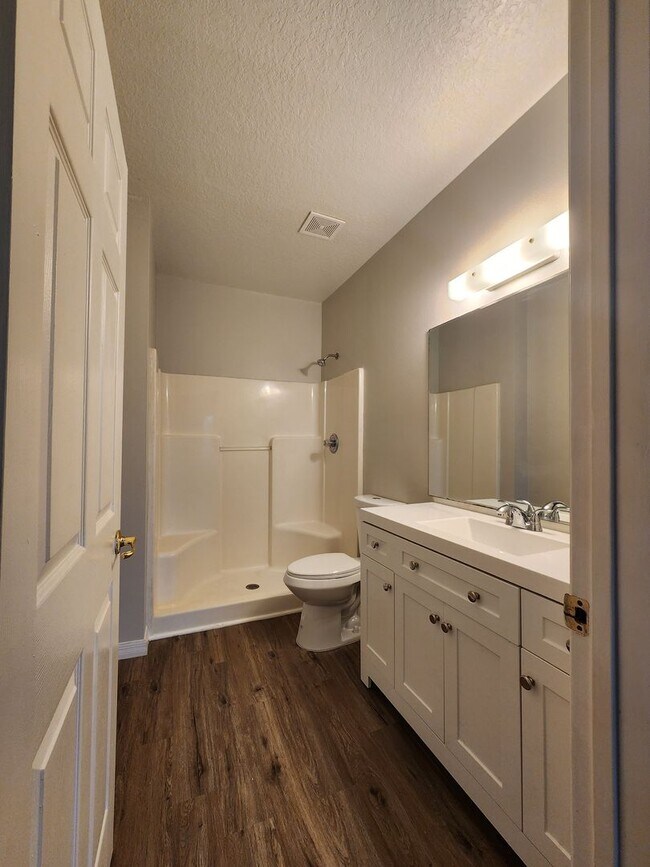 Building Photo - 2 Bedroom 2 Bath Remodeled Unit with a Bal...