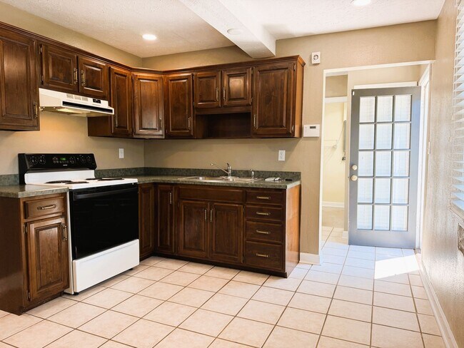 Building Photo - 217 Kewanna Dr