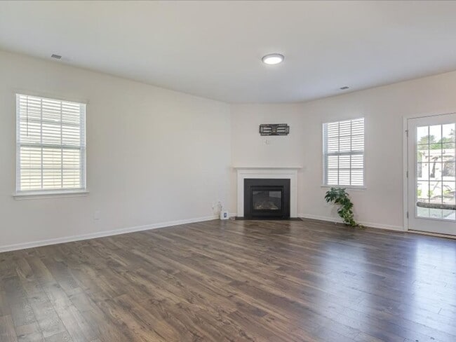 Building Photo - Beautiful 4 Bed, 3.5 Bath Rental with Gran...