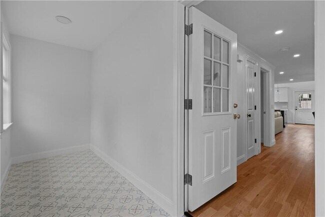 Building Photo - 34 E Bowery St