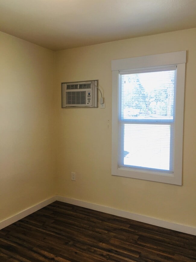 Building Photo - 4550 Lakeshore Blvd