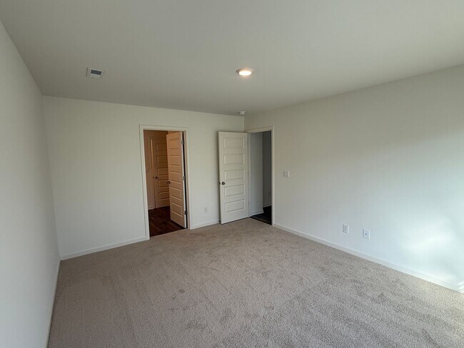 Building Photo - Caffee sub-division, very close to Mercedes plant, one level 4 Bedroom/2 Bath 1774 sqft