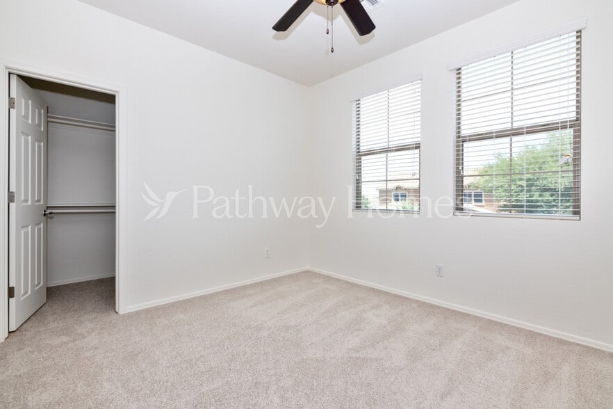 Building Photo - 4205 E Del Rio Dr