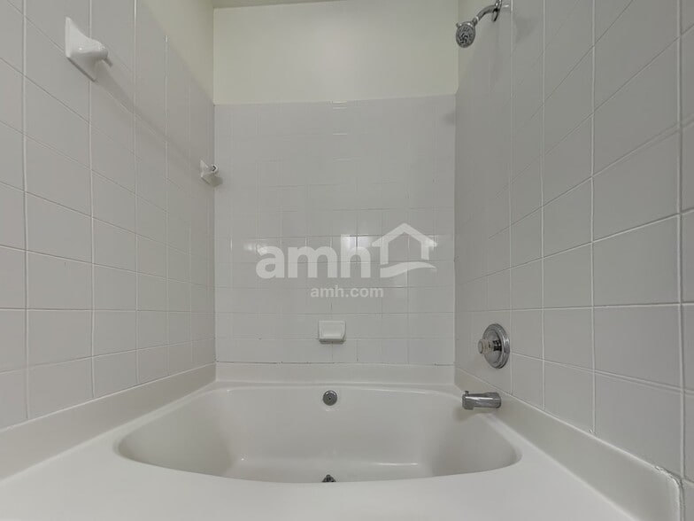 Building Photo - 19818 Madison Village Dr