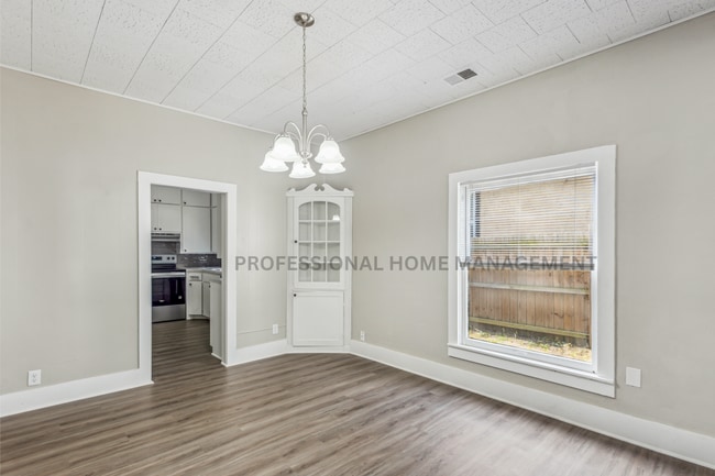 Building Photo - Beautifully updated 3 bedroom 1 1/2 bath h...