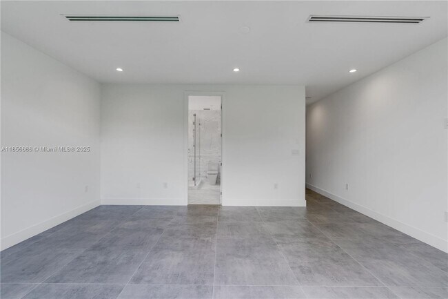Building Photo - 2842 SW 32nd Ct