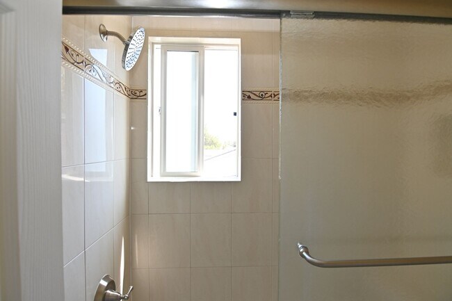 Building Photo - Beautiful 5 bed 3 bath, 2 car Garage & Pool, Near Snell & Calero