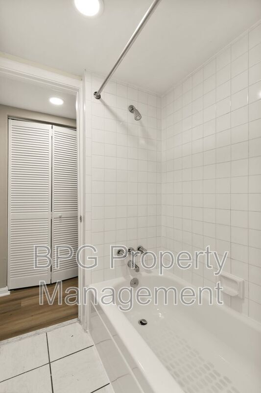 Building Photo - 1033 5th St NE