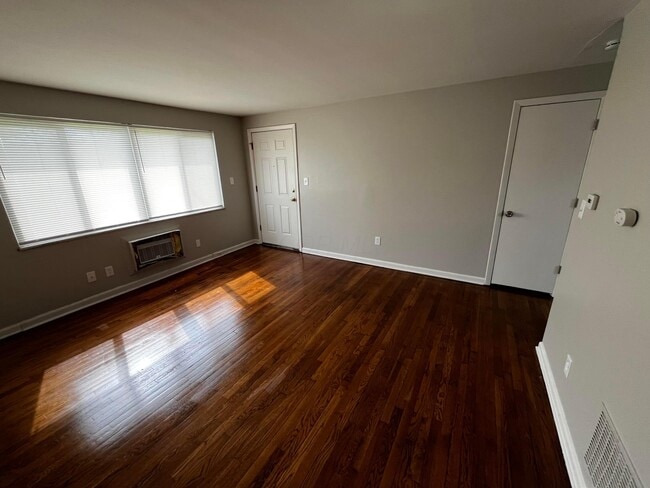 Building Photo - 4689 Hilton Ave
