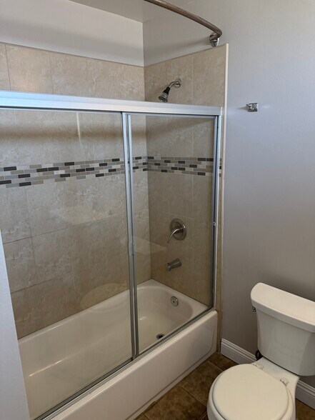 Building Photo - 430 1/2 W 59th Pl