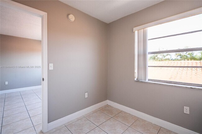 Building Photo - 2150 Bay Dr