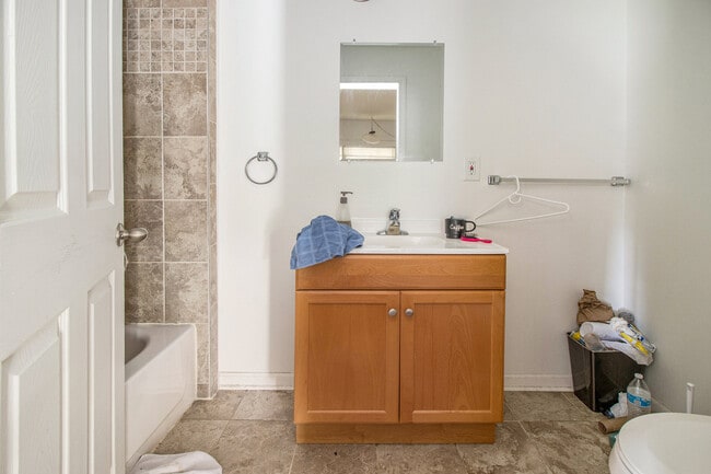 Building Photo - 927 S Division St