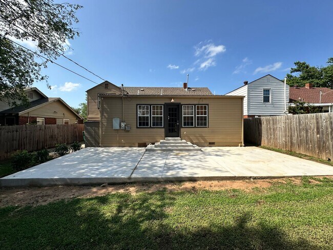 Building Photo - For Rent: Updated 3 Bed, 1.5 Bath Split-Le...