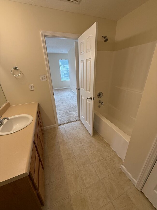 Building Photo - Spacious 4 bedroom 2.5 bath home in North Knoxville