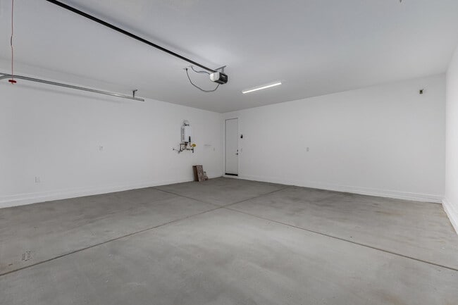 Building Photo - 2436 W Maximo Wy