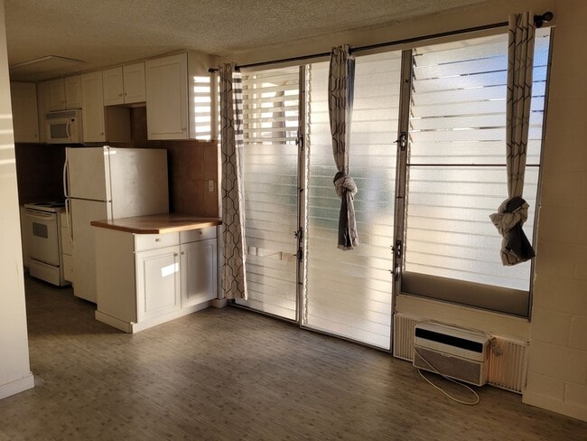 Building Photo - Great Location! Studio, 1 bath, 1 pkg w/Lanai. 300sqft unit . $1600