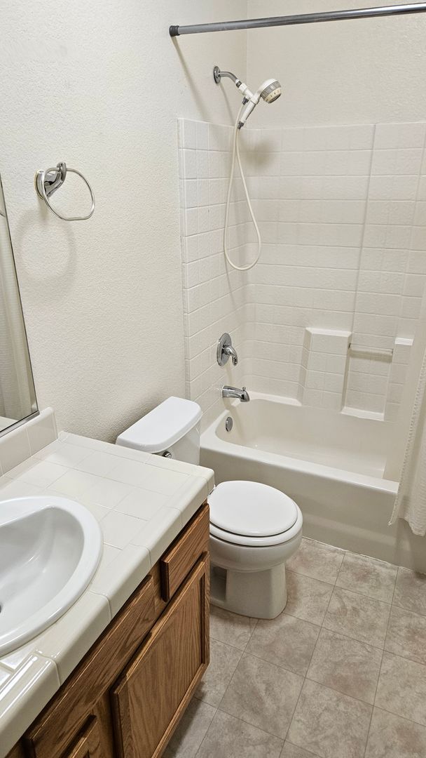 Building Photo - Large Six bedroom home for rent.