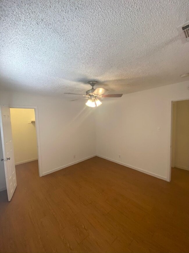 Building Photo - 3402 S Oak Dr