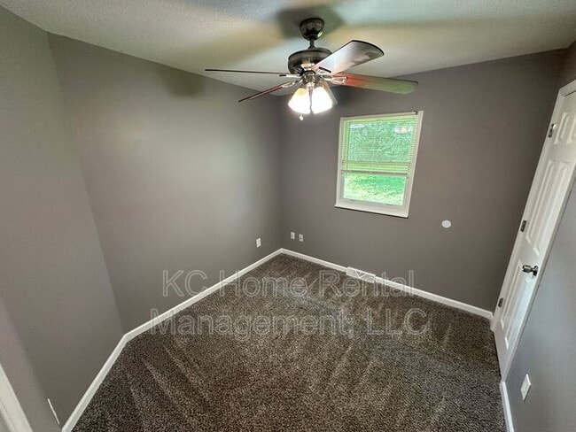 Building Photo - 424 NE Lakeview Dr