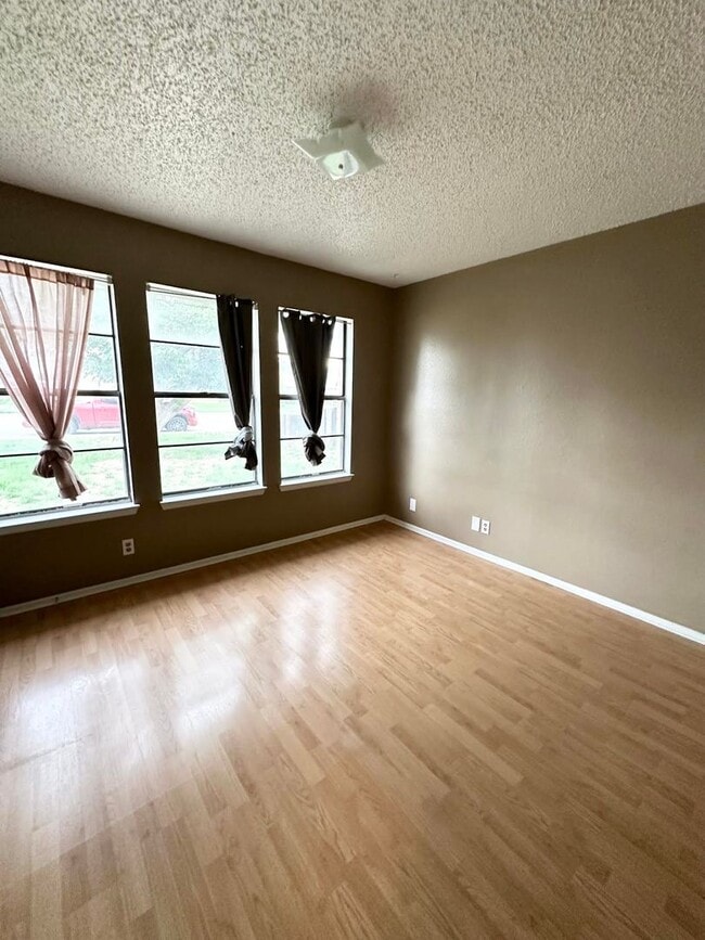 Building Photo - 4 Bed 2 Bath For Rent