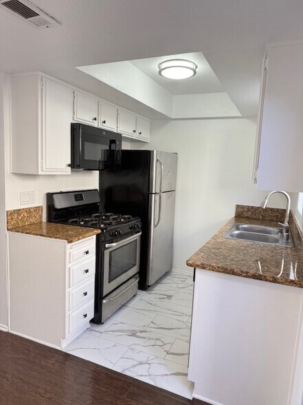 kitchen - 558 Evergreen St