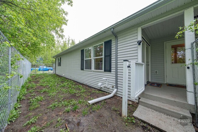 Building Photo - Charming Palmer Home!
