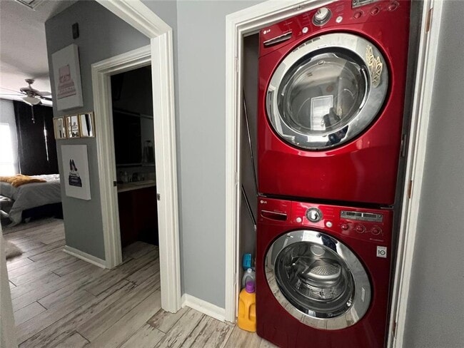 Building Photo - Stunning Townhome Near Medical Center!
