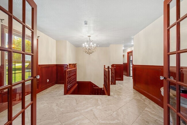 Building Photo - Large Home on Almost 2 Acres!