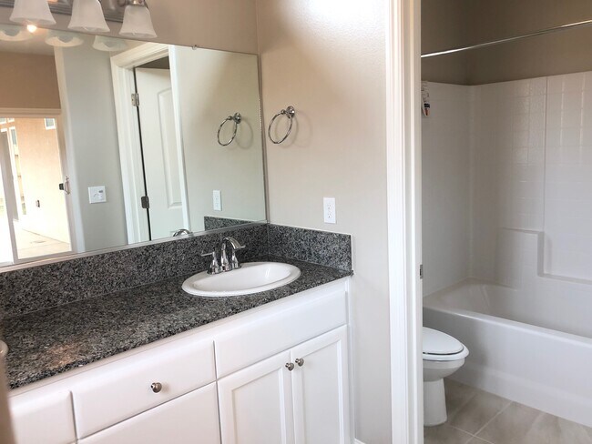 Building Photo - 483 Glendon Pl