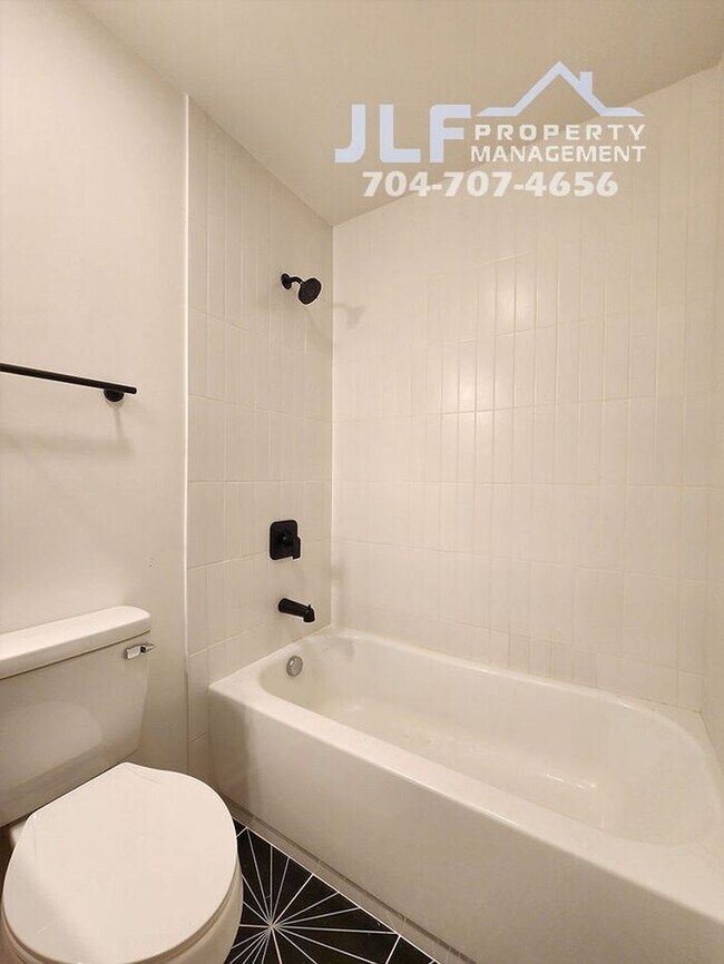 Building Photo - Freshly Updated 2/2 Duplex with Modern Fix...