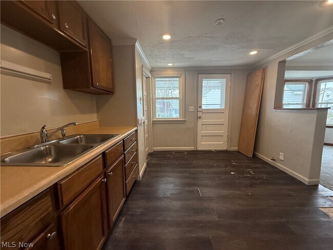 Building Photo - 6715 Theota Ave