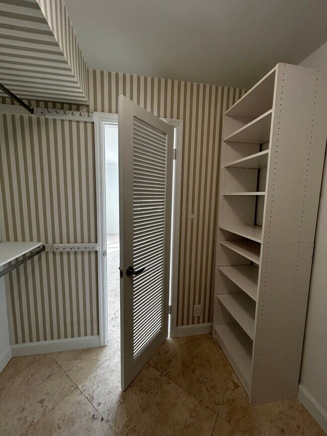 Building Photo - Large 1 Bedroom 1.5 Bath Condo - Steps from Fort Lauderdale Beach!