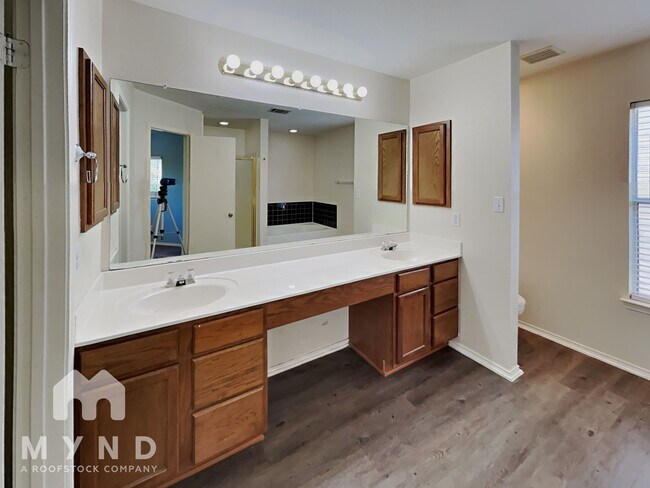 Building Photo - 904 Swallow Ridge Cove