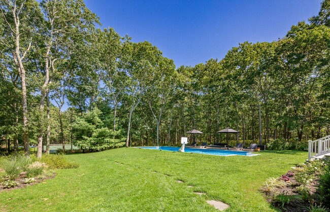 Building Photo - 528 Wainscott NW Rd