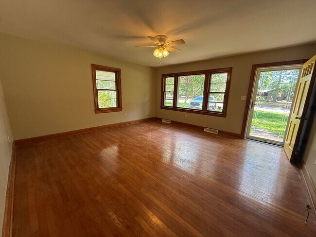 Building Photo - 1302 Dogwood Ln NW