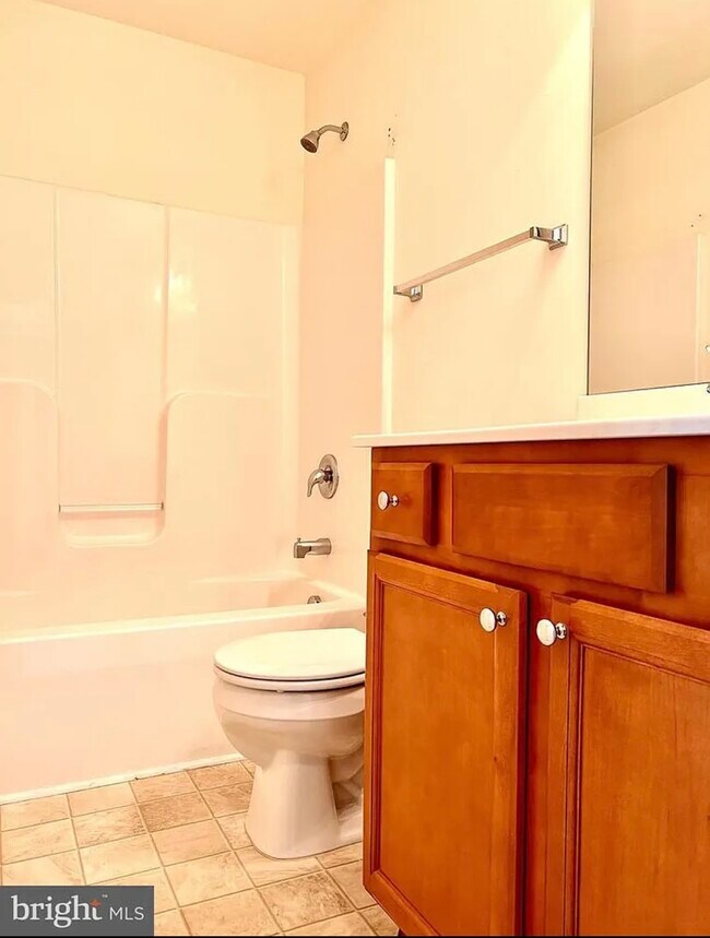 Full Bath - 257 Morlatt Ln